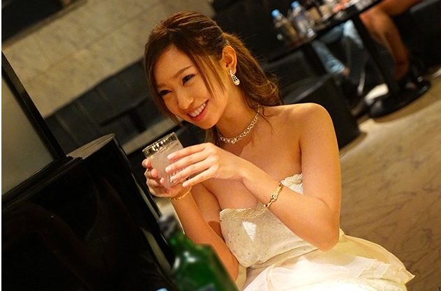 酒を飲まされ続けた娘は飲むほどエロくなる変態娘！だから言うこときいて胸見せてくれるし肉棒も喜んで触ってくれるww