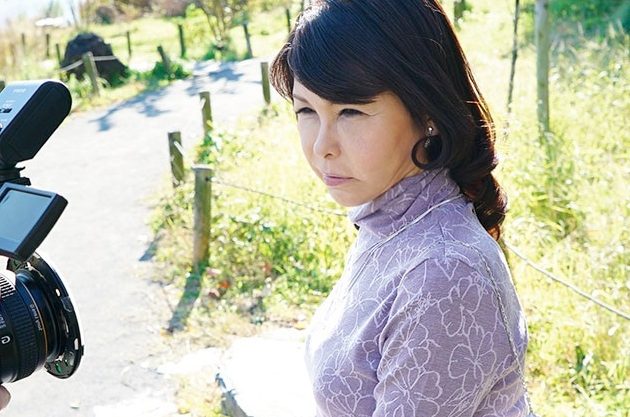 真面目でお堅い熟女に見えますが「えっちが人生で一番♡」やっぱり若々しいのはそのせいなんですね！五十路にみえません！