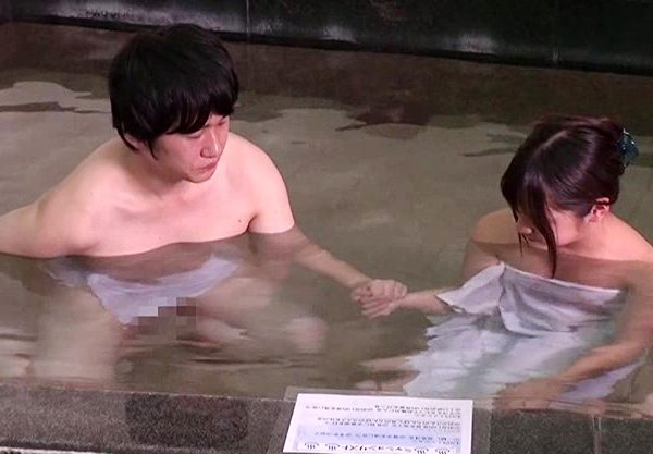 女子大生が男友達と混浴ミッションに挑戦。当然お互いに火がついて最後は挿入しちゃいましたｗｗ