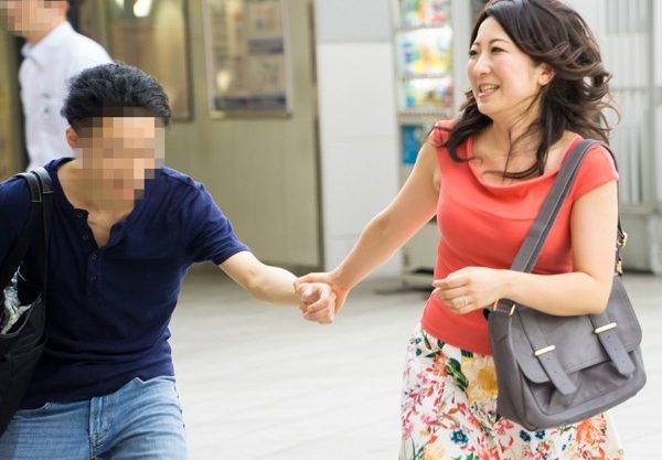 ナンパ師が引いてしまうくらい熟女の勢いはすごい。若いチ〇ポが手に入ると絶対に逃さないハンターのよう♡