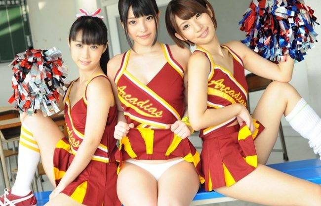 チアコスにはむっちりした太ももが絶対似合う！脱がないでそのままエッチしてるとさらにそそられます！