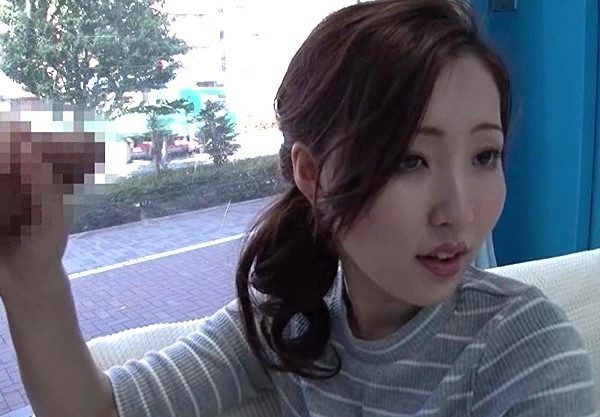優しいママさんに「男性のお悩み相談」と声掛け。巨根を見せつけたらその気になりミラー越しの夫の前で何度もイカされました。