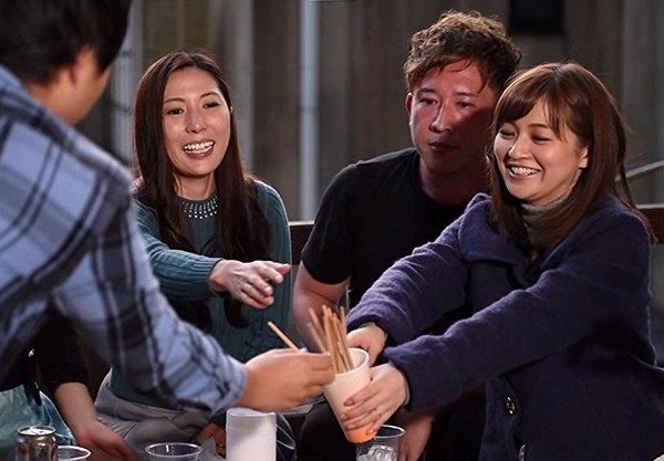 温泉旅館で出会った大学生と熟女が「王様ゲーム」親密な関係になった二人は温泉で乱れまくってめちゃくちゃエロいww