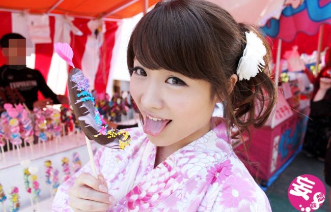 浴衣姿ですそをはだけてエッチするのはとってもエロい。声もアニメ声で可愛いのにプレイがめちゃくちゃ大胆♡