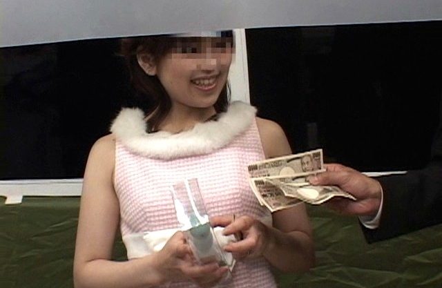 横浜中華街で人妻ナンパ号。しかも男優を逆指名しちゃうエロっぷり「この人が気になってついてきたんです」まじっすか！