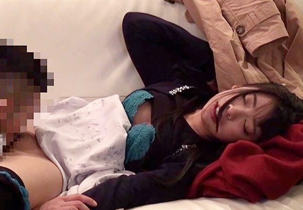 相席居酒屋で一人飲みしていた人妻をお持ち帰り。盗撮されているとも知らずに素でみだれまくる姿がエロい。