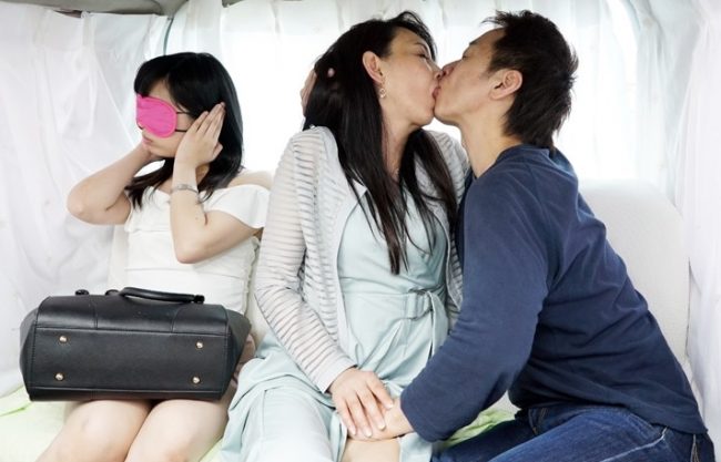 セレブな母娘を誘導。手始めに股間を触らせ、キスしてスイッチ入れるナンパ師の技が見事。娘まで巻き込んで即イカセ完璧ｗｗ