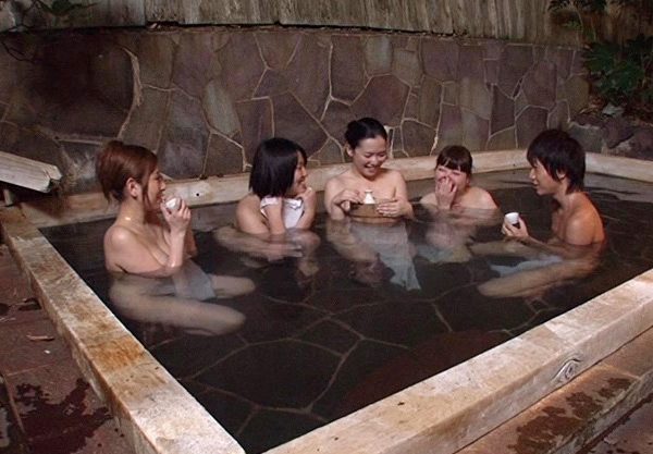 ほぼ痴漢！混浴と勘違いしたフリをして女湯につかる鬼畜スケベ男。しかし痴女の餌食になり嬉しい誤算ｗｗ