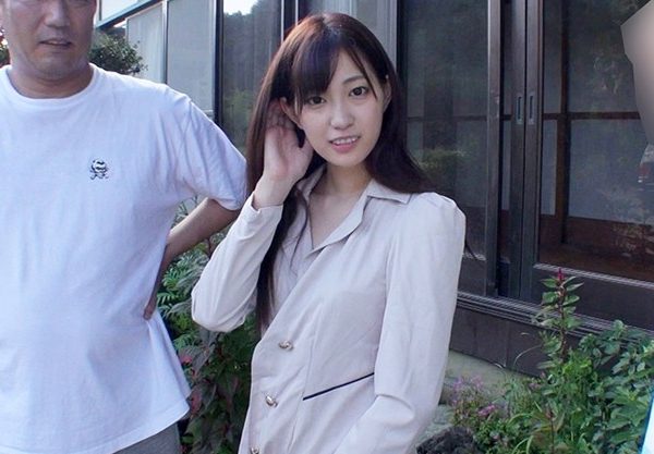 人妻に羞恥プレイを強要。放尿させたり車中でエッチ、夫の目の前でハードプレイしたりと淫乱限りをつくす