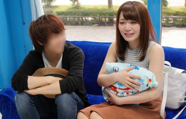 「出会いに恵まれない男子の相談」と夫婦に声掛け、ミラー越しに夫がいるのに素股しちゃって・・